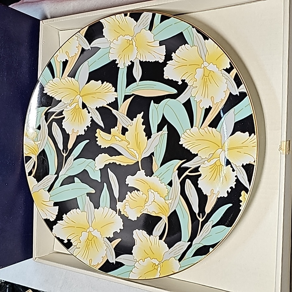 Saji 10" Collectors Plate